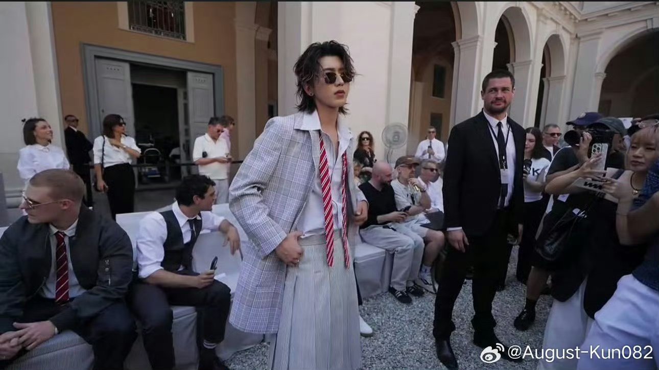 蔡徐坤穿了裙子蔡徐坤米兰时装周穿了裙子蔡徐坤米兰时装周穿了裙子耶，芜湖！！ 