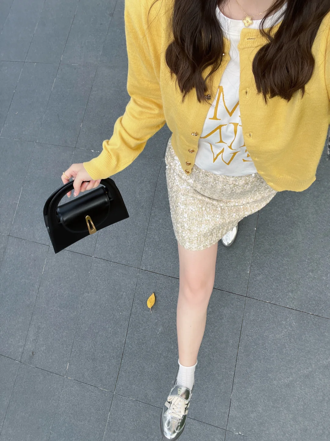 救命！姐妹们 奶黄开衫配牛仔裤好看还是裙子