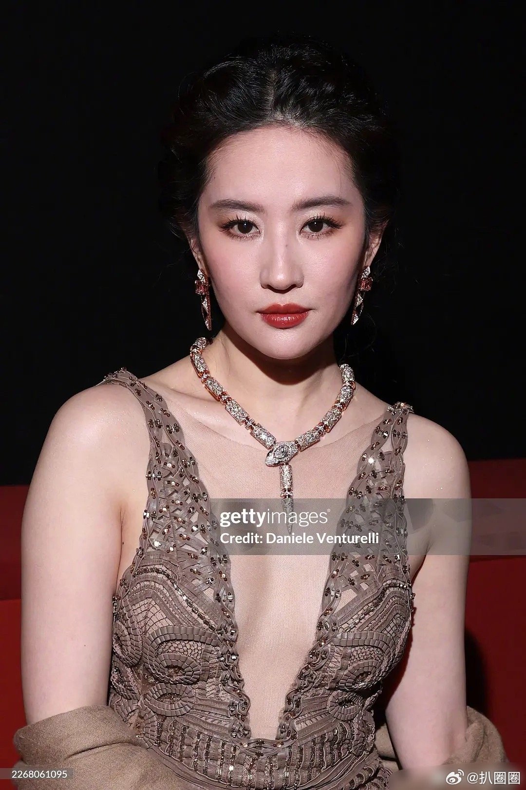 刘亦菲安妮海瑟薇互相搂腰 宝格丽活动刘亦菲G社生图，状态怎么样～ 