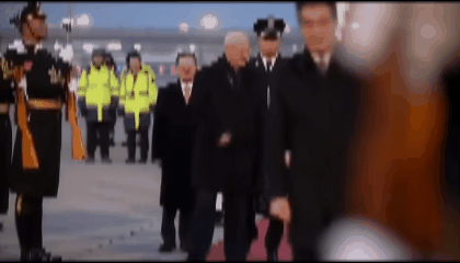 斯塔默像小学生见老师有点紧张，走顺拐了。机场讲话还是很务实的。
在政治上，8年是