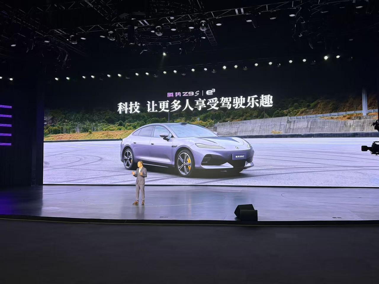 科技，让更多人享受驾驶乐趣！零百加速2.6秒，50万以内豪华轿车最快零百加速！腾