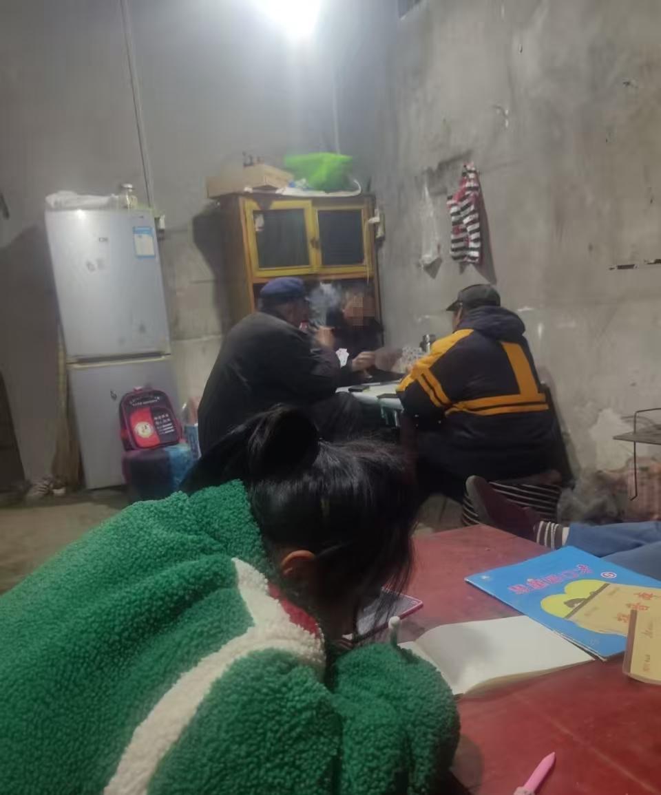 天真冷啊，女儿在火炉旁写作业，烟雾缭绕，呛得不行。几个牌友来了，父亲也高兴，大家