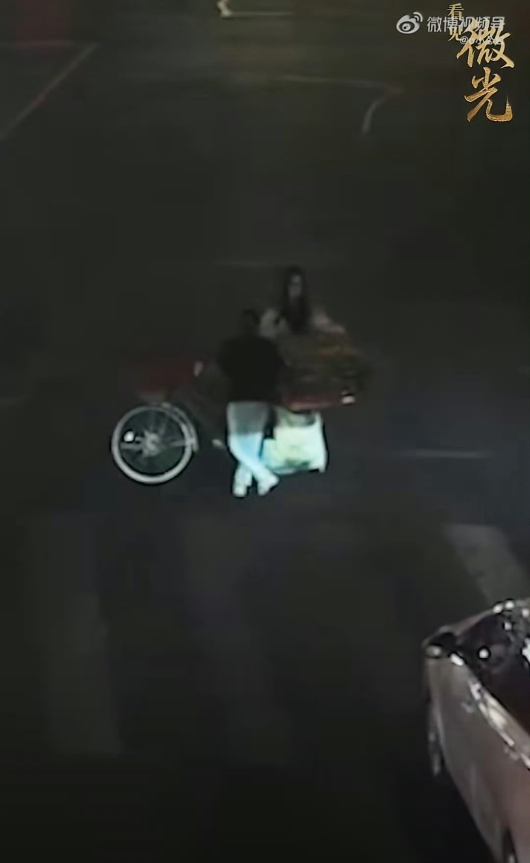 帮助他人是美德，尤其是在他人很需要帮助的时刻！一位阿姨在车流中，重物倾倒，很需要