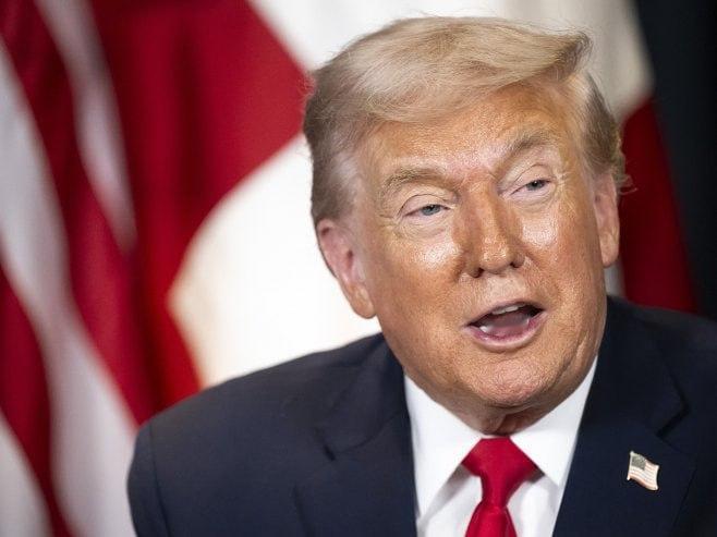 特朗普在达沃斯开会时又放狠话了。他说乌克兰这场仗根本就不该打，全怪2020年美国