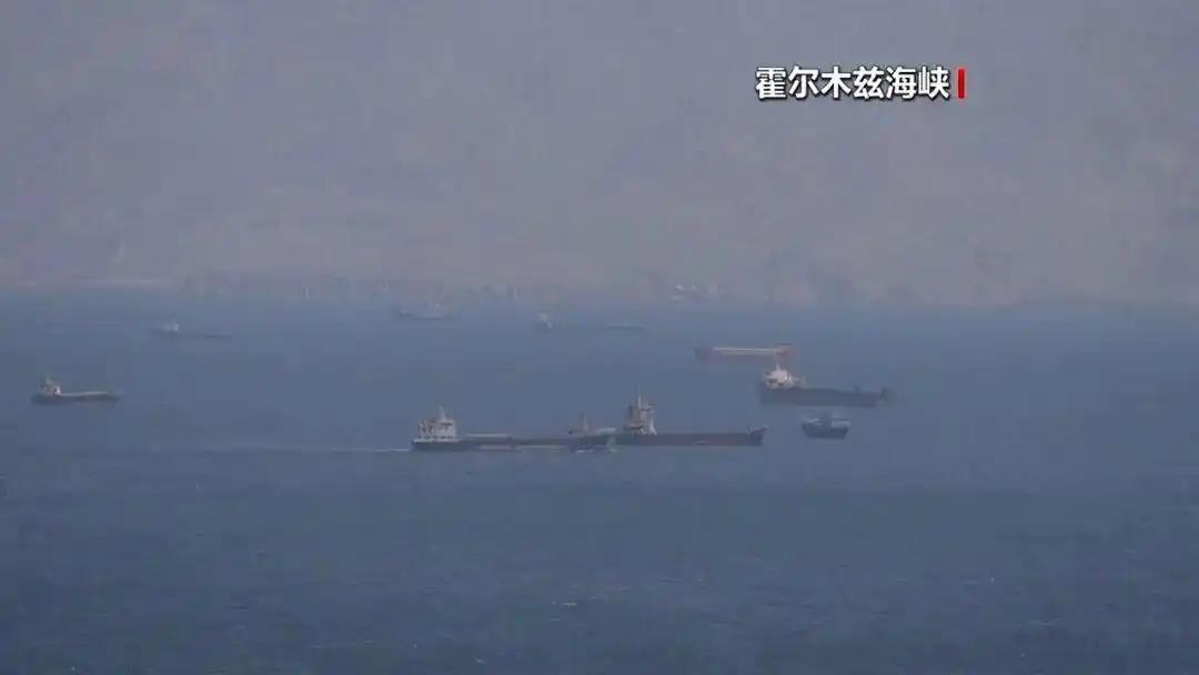 5月4日刚宣布两艘挂美国国旗的商船成功通过，就被现实狠狠泼了冷水。这场看似“顺利