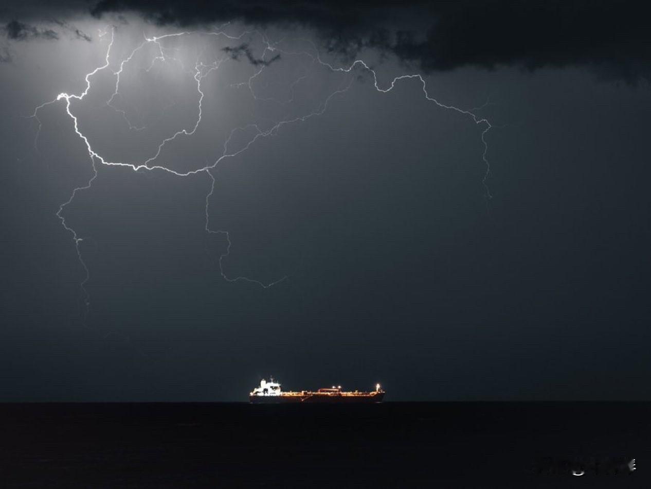 不得不佩服，一些伊朗外交官的战斗力。

伊朗驻加纳大使馆，刚刚发了一条推文，大意