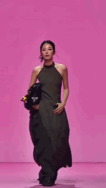 周雨彤不是一直营销的时尚吗，还没有旁边的吴宣仪抓人眼睛 ​​​