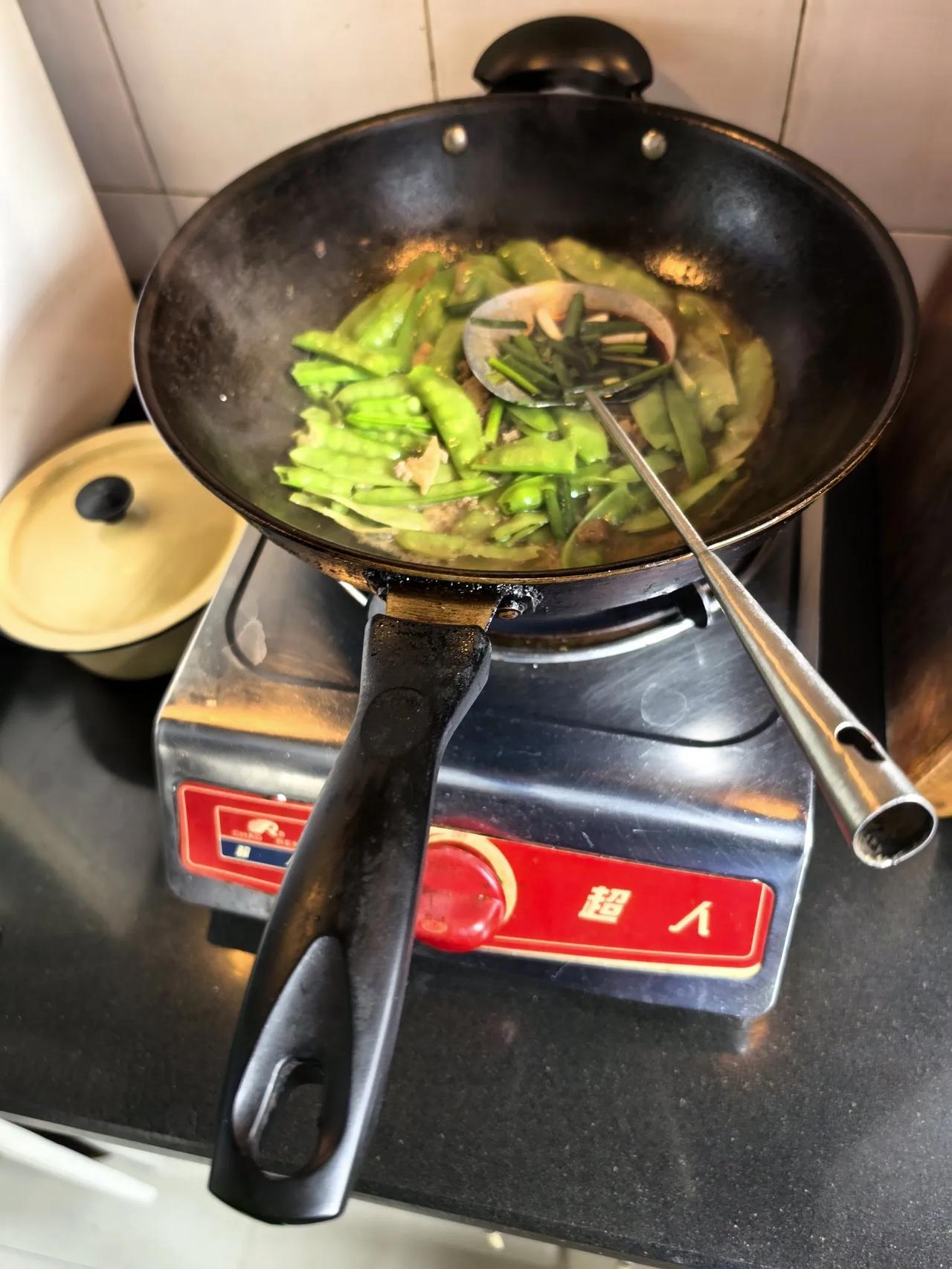 汪曾祺作为美食家，其前提，他会做，并善于悟出道理，展开滋味，付诸笔端。我等天资差