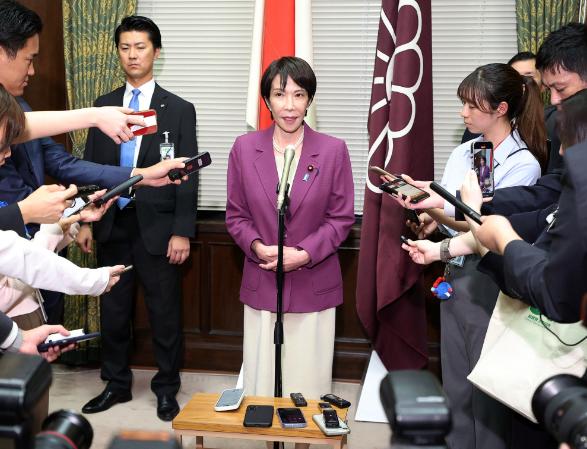 11月25日，高市早苗参加质询会，这次态度全变了！当天，在日本国会众议院预算委员