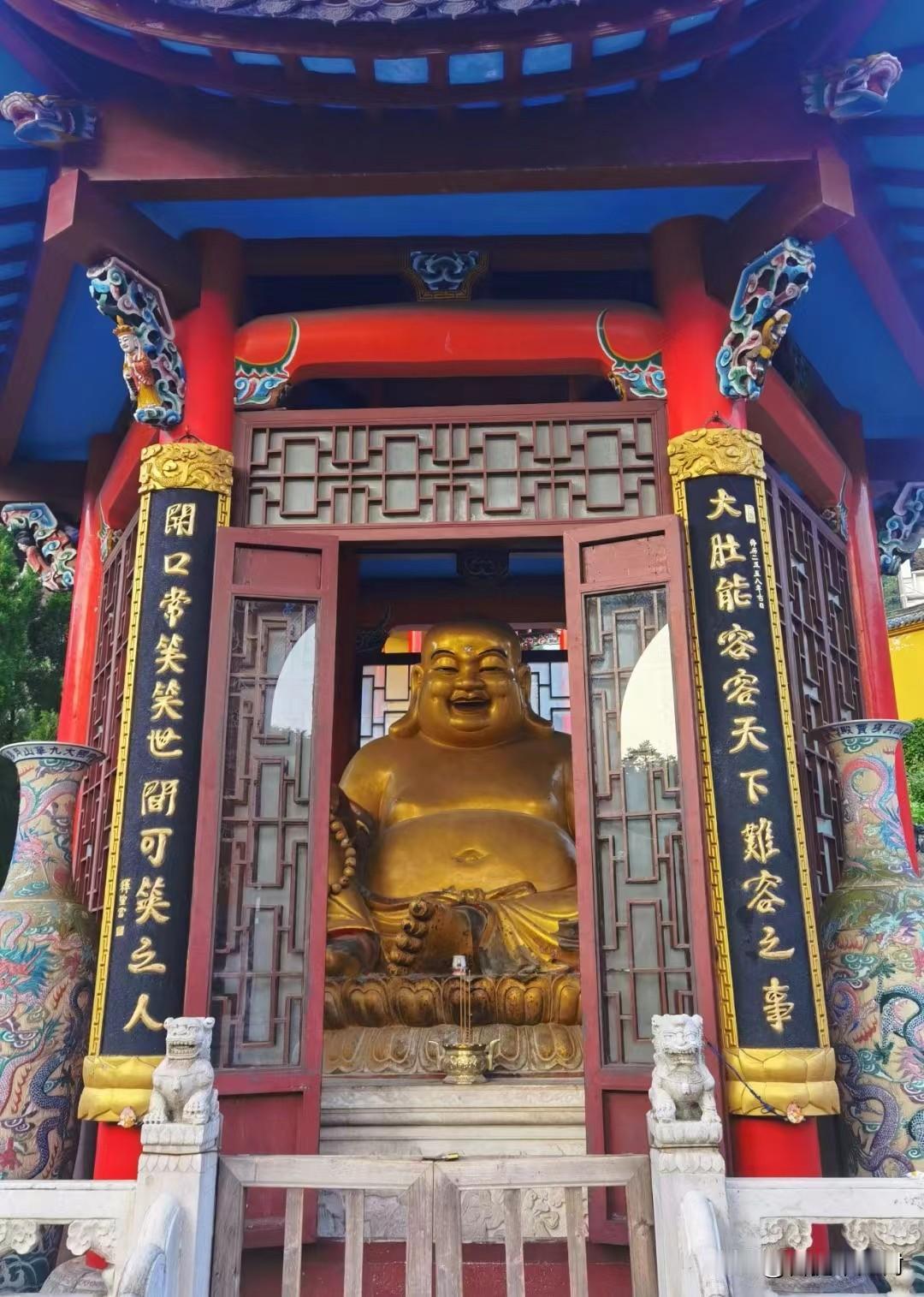 见弥勒有感：原来人生的答案，都在这一笑里
 
每次路过寺庙，总会在弥勒佛前多停几