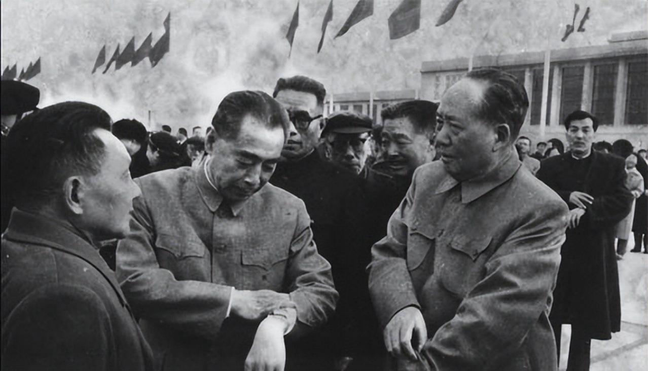 毛主席为何不选周总理接班？毛主席伸手做了一个动作，众人恍然大悟！

在咱们中国上