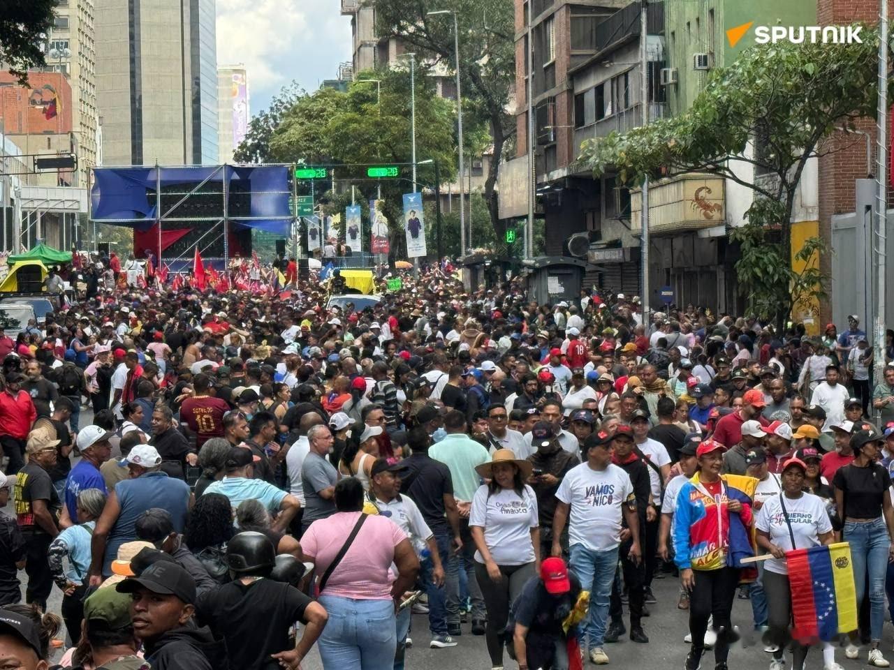 委内瑞拉大批民众跑上街头支持马杜罗，抗议美国袭击
一个国家的元首被当罪犯绑架
如