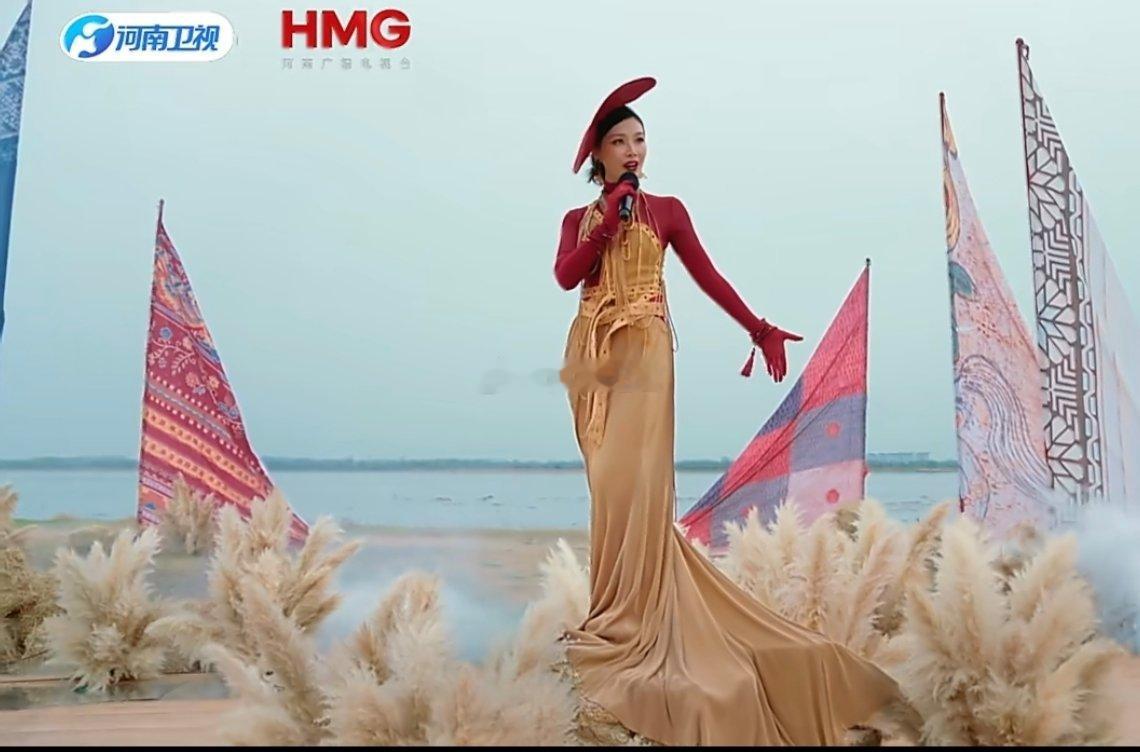 常思思花腔演绎无词歌炫境天籁与少年黄河浪声作底，八千年骨笛为序，常思思灵动悠扬的