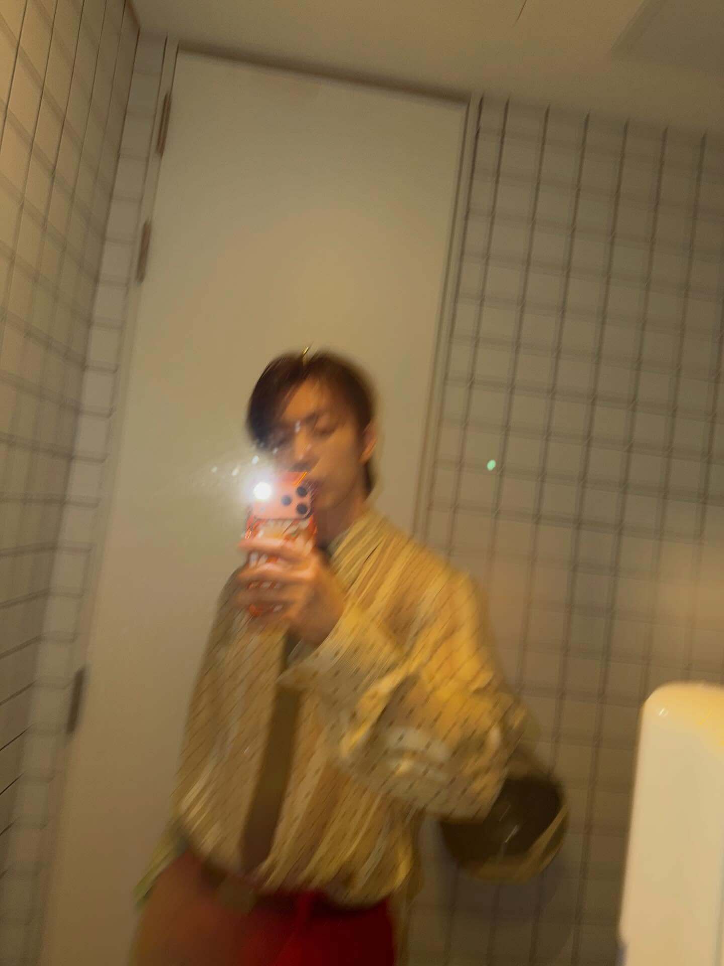 “CB百蓝_。260507李东海 IG更新：Do I look good in 