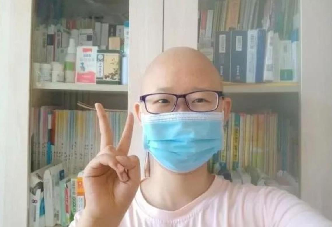 太让人心酸！河北一名患癌女孩，为了治病已经花光家里近200万元。母亲卖掉两套房，