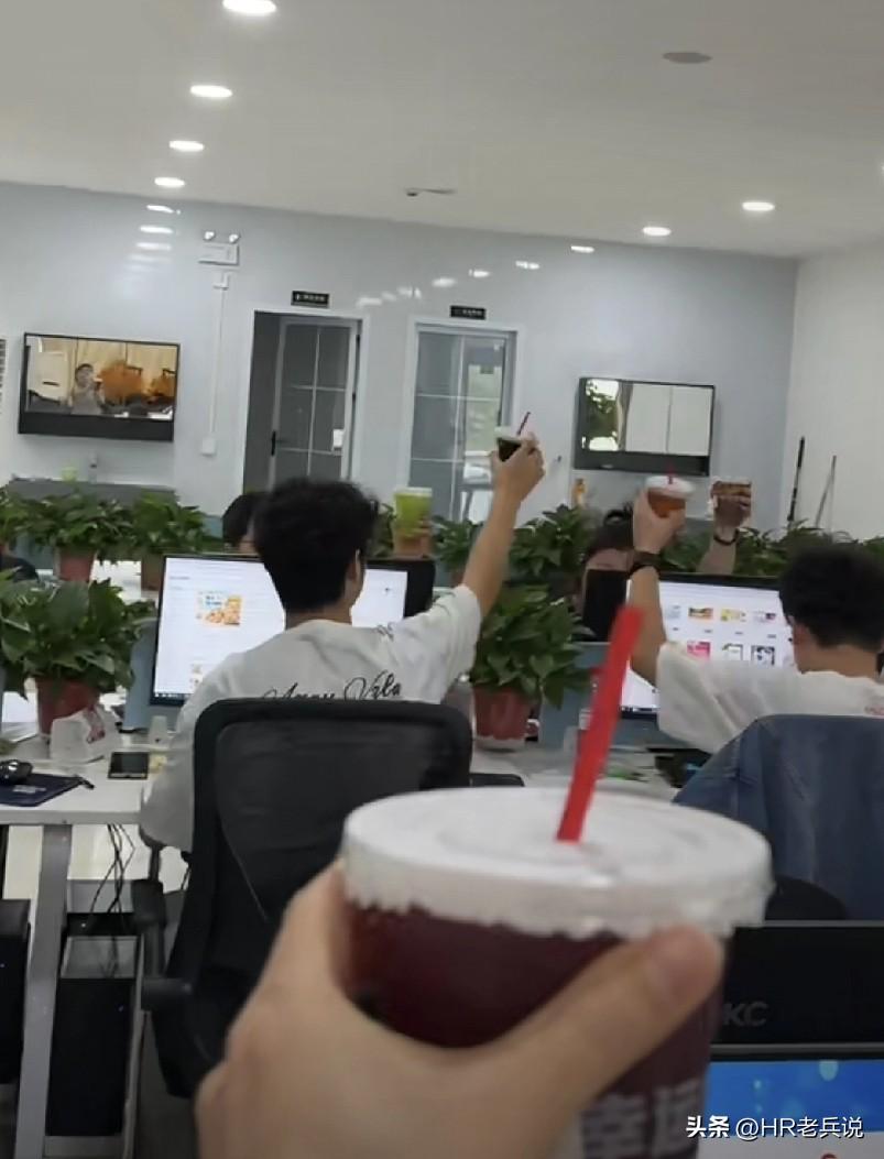 前几天老板终面了一个总监级的高管（月薪起码5w+，年终分红另算的那种），一个多小