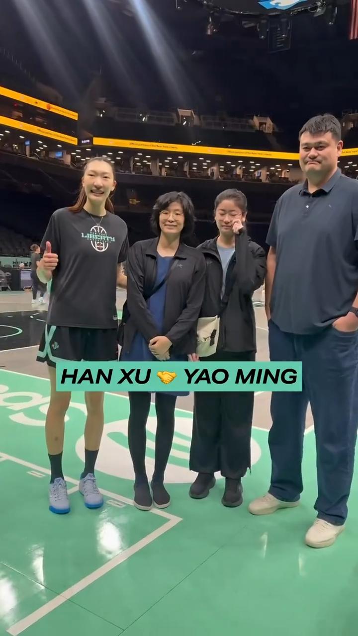 韩旭见了姚明，脖子梗着，蹦蹦跳跳地。怎么，她还想长高，长的跟小巨人姚明一样高吗？