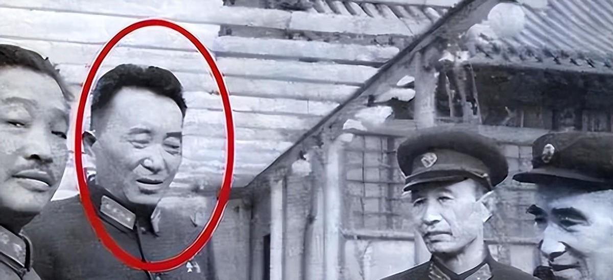 本以为能被授予中将军衔，他却只得到大校军衔，直到去世仍拒绝穿大校军服
1955年