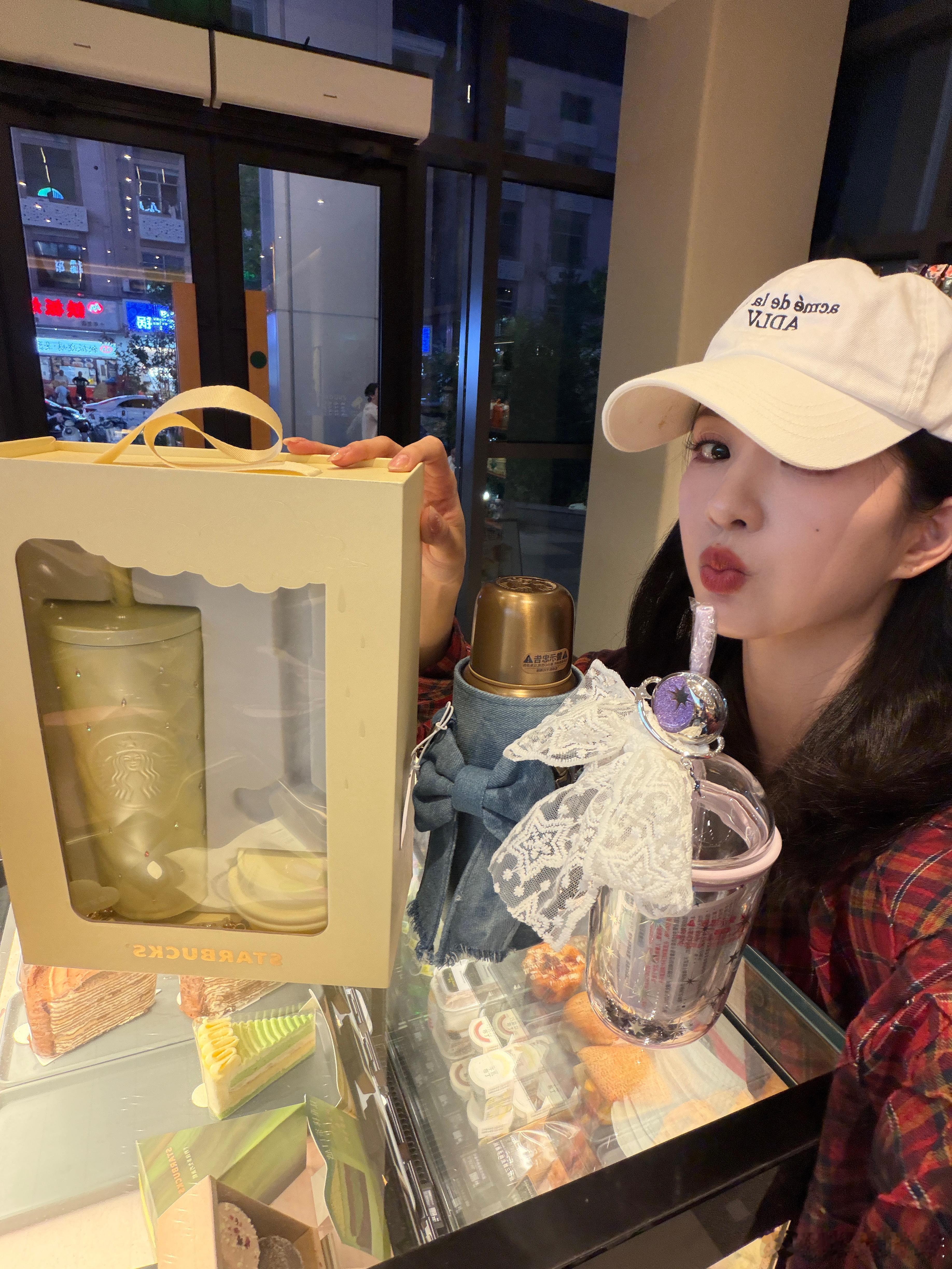 刘些宁 这杯子甚至比宁老师的脸还大 