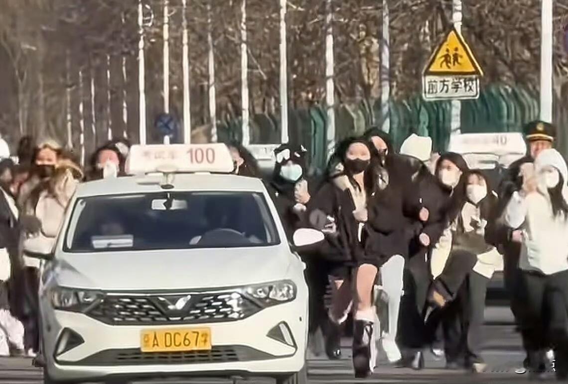 谁能不被马嘉祺的温柔反差瞬间戳中笑点！面对私生无休止的尾随与纠缠，换做旁人早已满