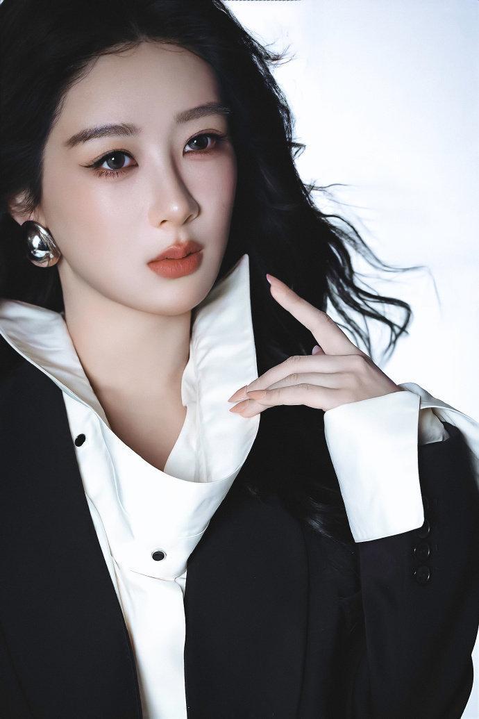 杨紫玉兰花开君再来 💜杨紫董竹君 你的眼睛里有星辰大海，里面揉碎了的星星和银河