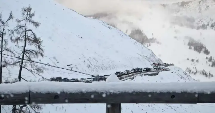 暴雪被堵22小时，他们困在最美“秋景”里