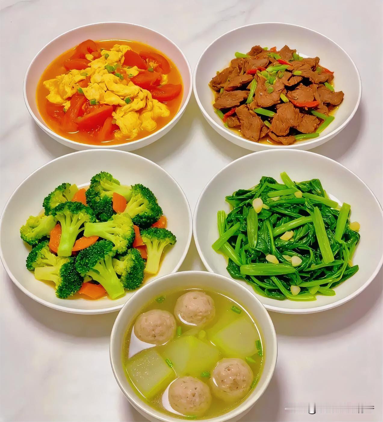 我更喜欢吃中餐，西餐偶尔换换口味还行，但日常吃饭还是中餐最合心意。国内菜系选择特