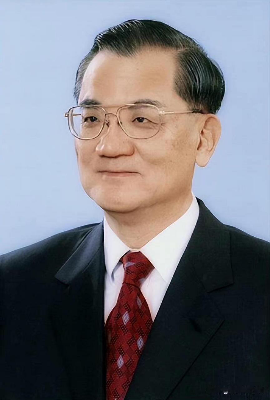 🌙连战这辈子怕是做梦都想不到，自己拿真金白银捧出来的亲儿子，混了大半辈子，到头