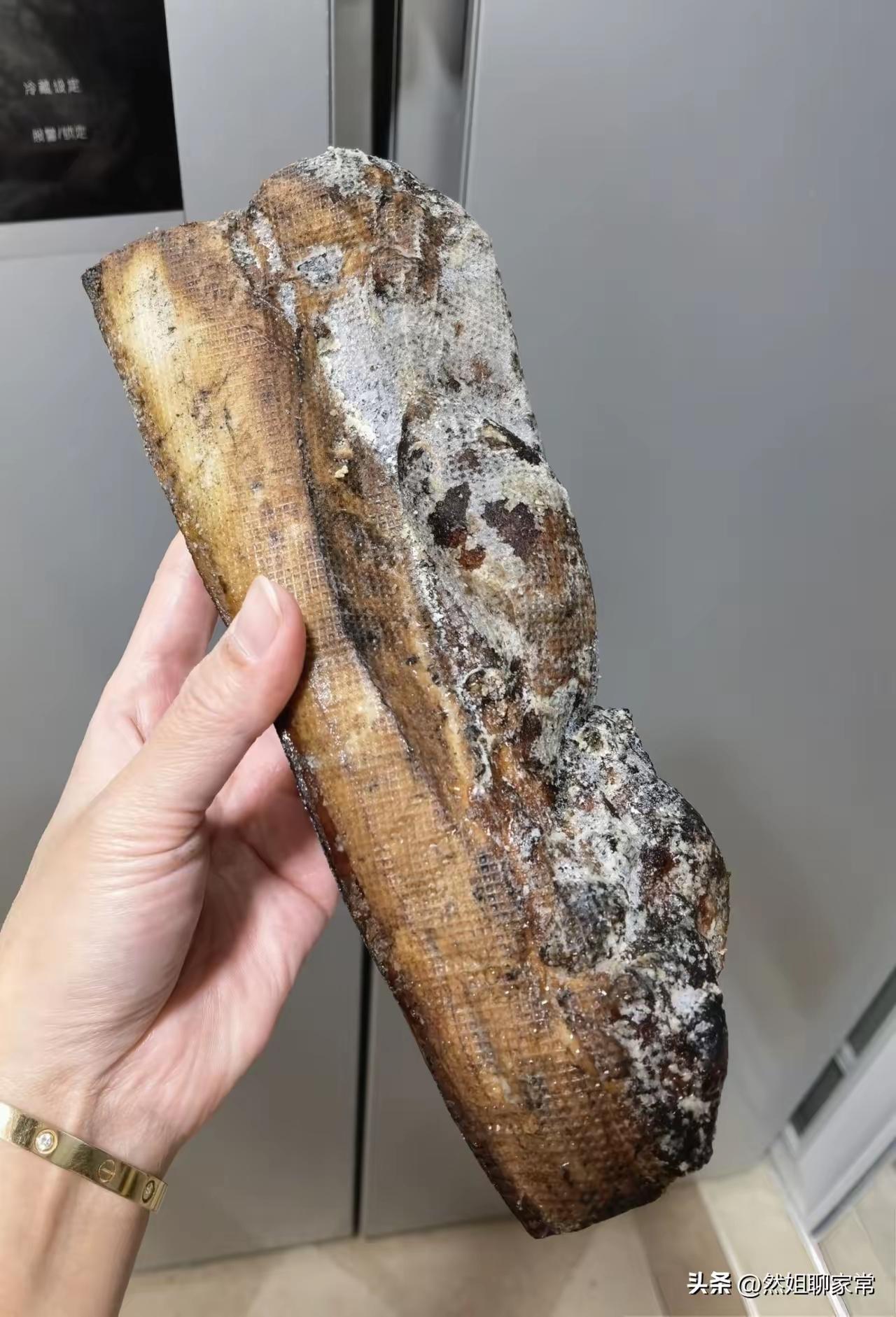 朋友的父母70多岁了，非常节俭，老两口退休金1万多，就是不舍得花钱。晚餐经常是咸