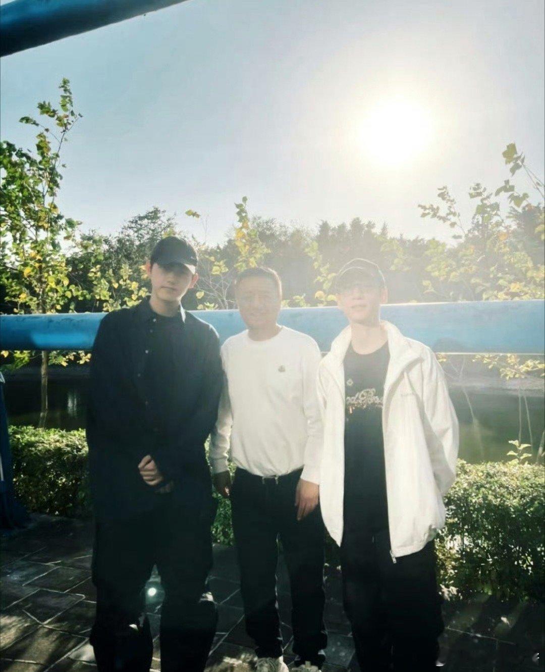 陈飞宇罗云熙同框合照陈飞宇、罗云熙居然同框了，第一眼看到谁 