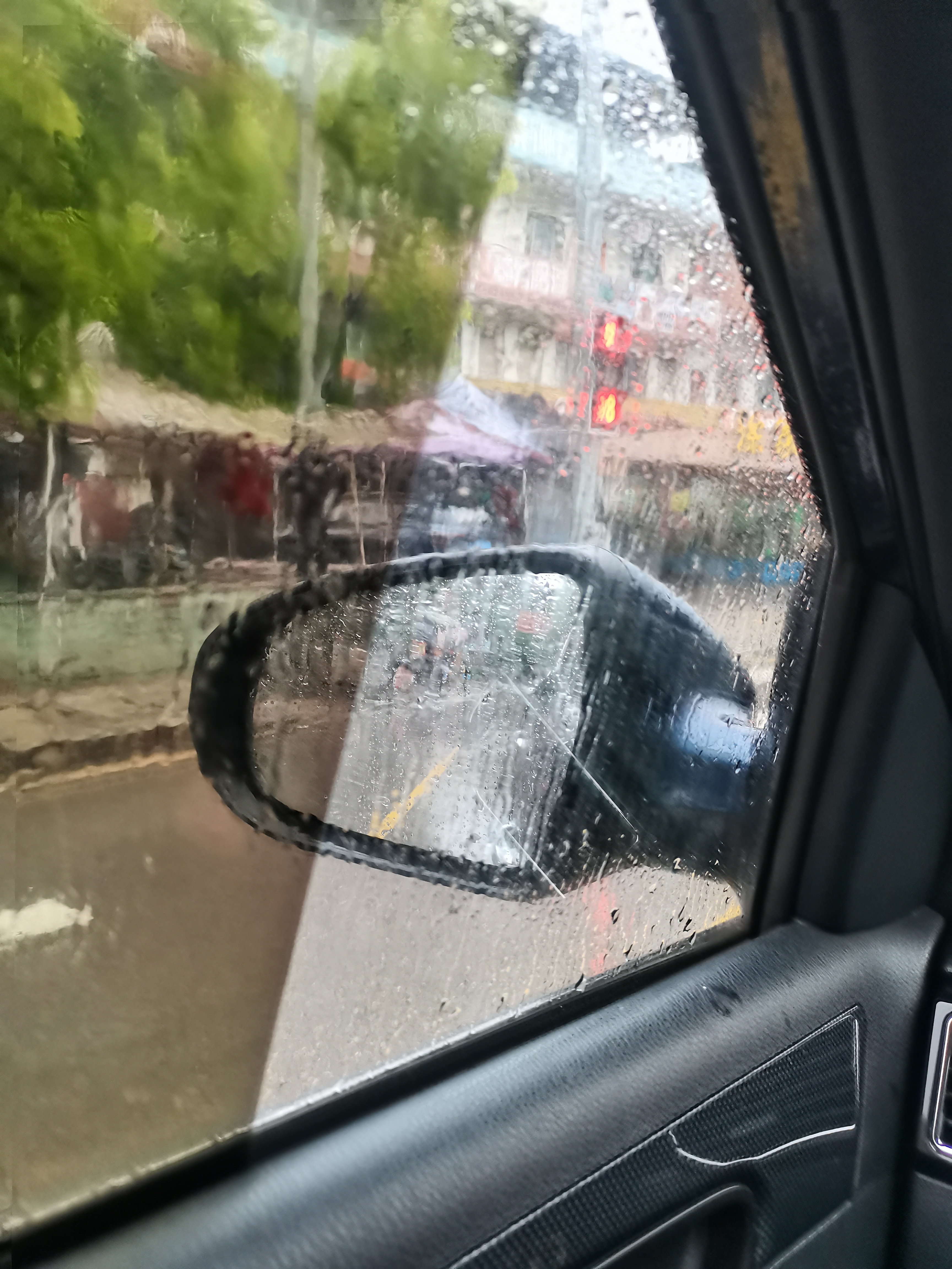 雨啊雨啊雨啊，下不停，闭眼前在下，睁眼还在下