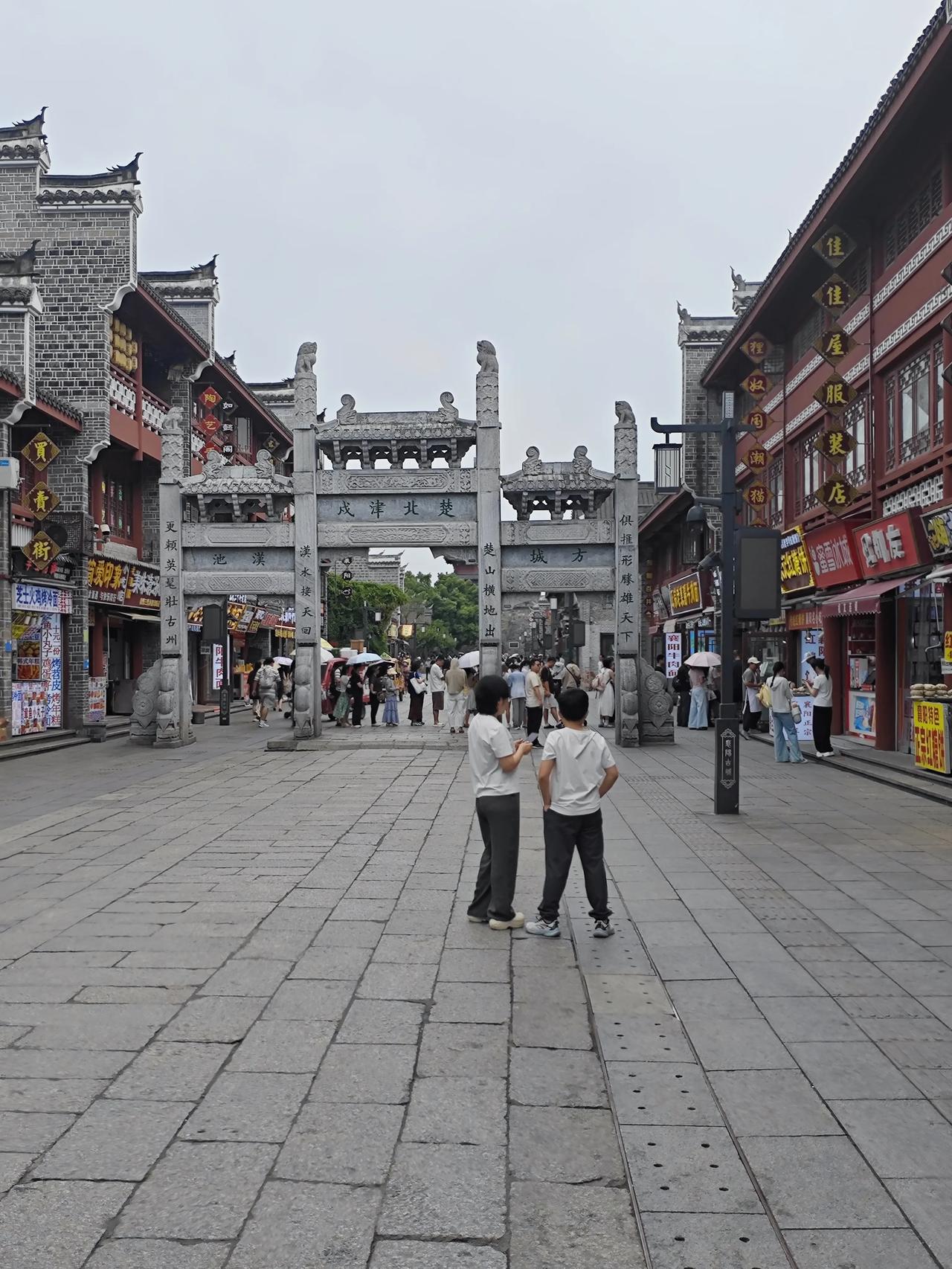 来襄阳，一定要去北街走一走！ 🚶‍♂️

这条街北连古城墙临汉门，南接昭明台，