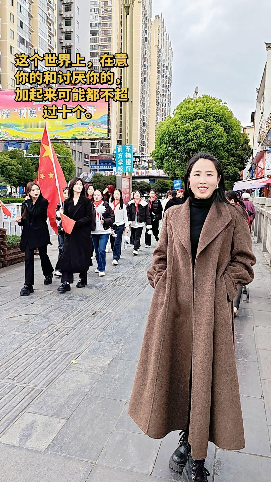 !这个世界上，在意你的和讨厌你的，加起来可能都不超过十个。
所以，你真的没那么多
