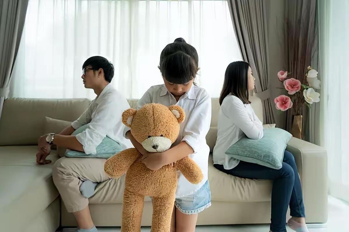 浙江，14岁女孩一个月花掉1万多，妈妈骂她败家，三个月后得知真相，父母哭了。
