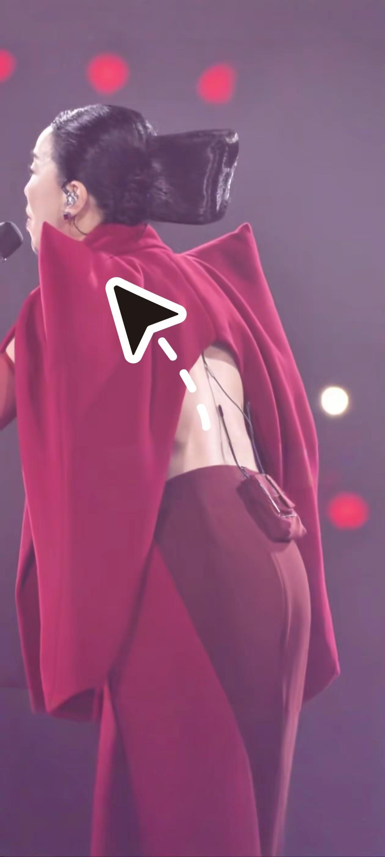 穿的很薄衣服。