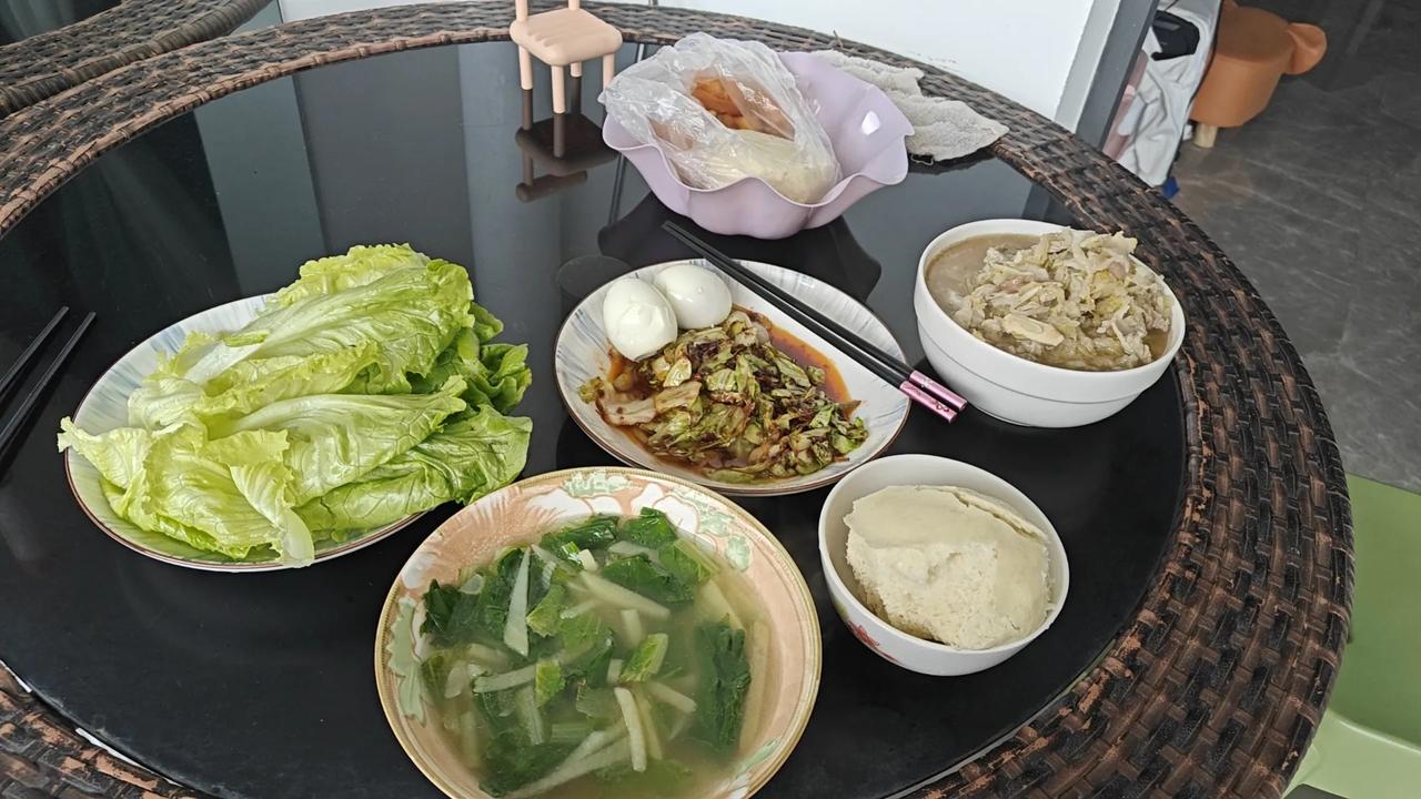 昨天晚上得瑟，在于老二盛情邀请下，大侄女小双车接车送，就去了当地土著菜馆，叫简谱