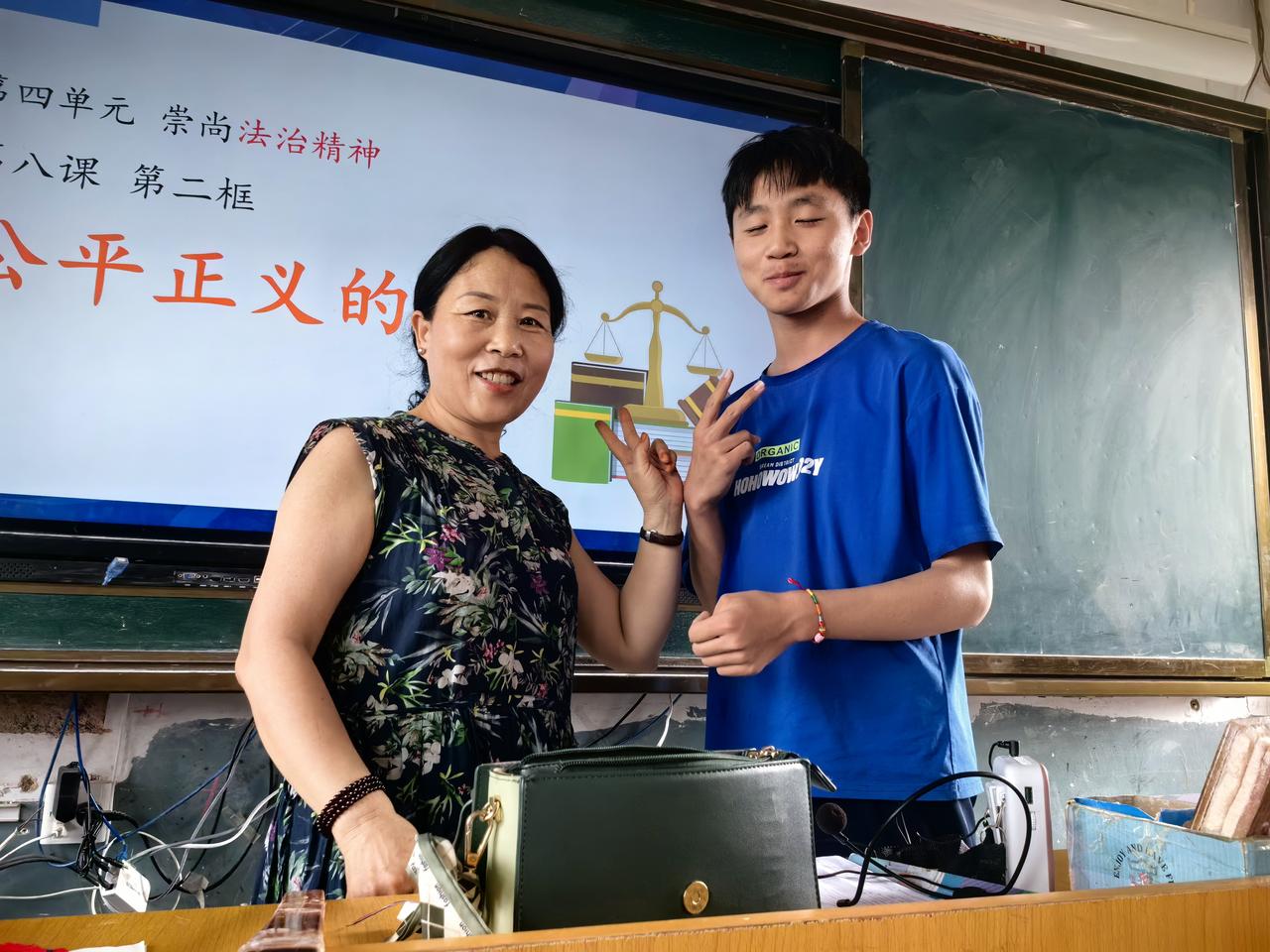 我来学校找领导请假，看到领导在操场的一幕…他迈着矫健的步伐，清风拂面，步履安然。