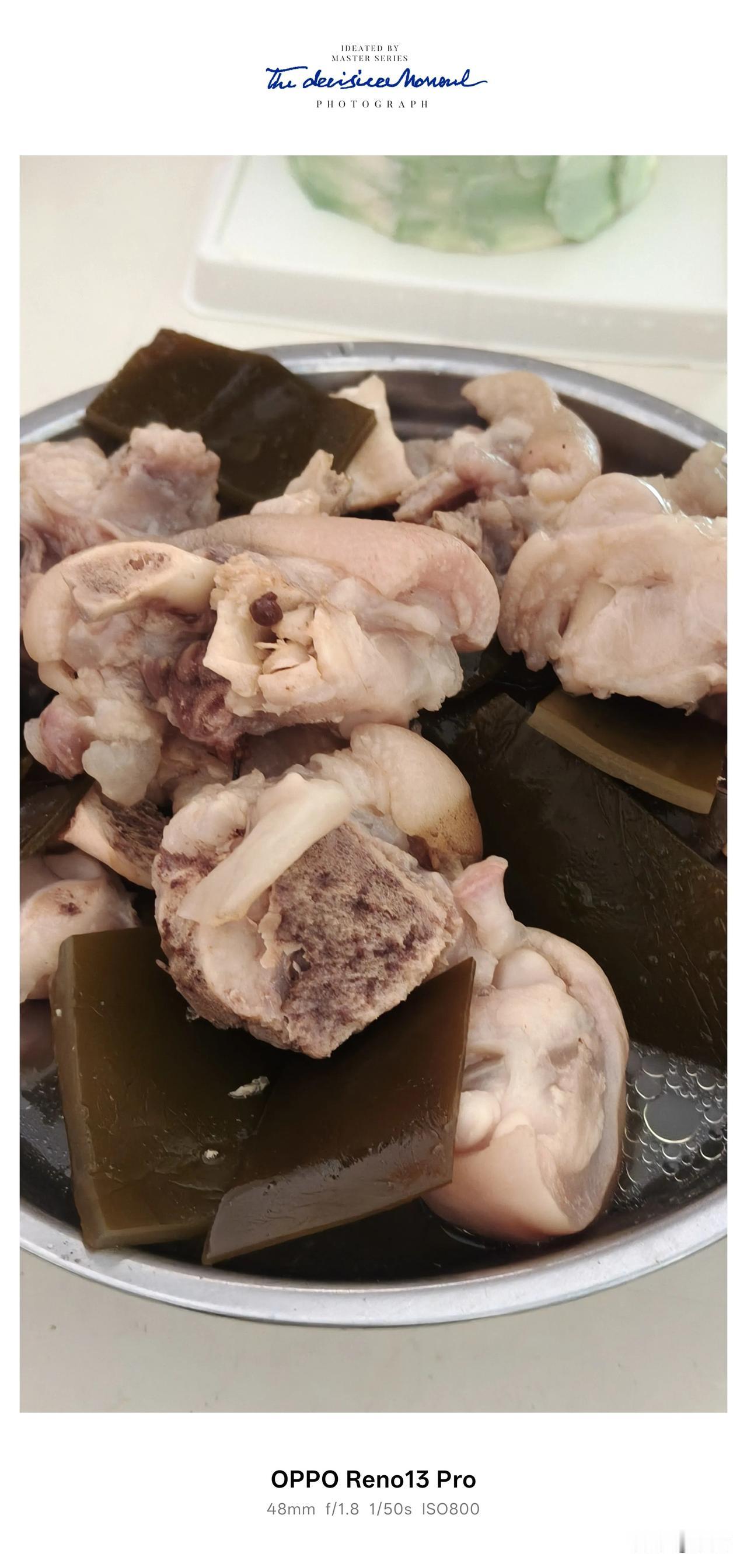 夏天想炖汤，又怕油腻，原来这样炖，就少了许多油星子。砍成块的猪脚淘洗干净，冷水下