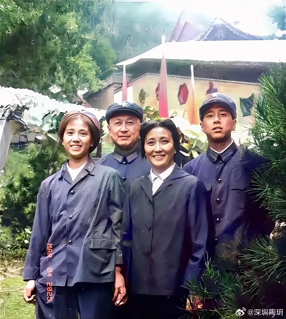 上世纪70年代，钱学森与夫人蒋英，以及儿子钱永刚女儿钱永真。 ​​​
