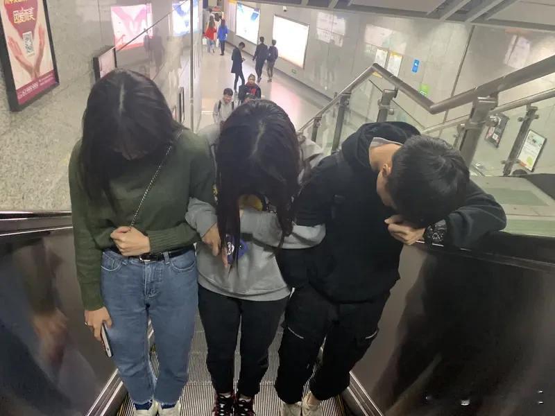 被枪手劫持后自救，得先保持冷静，别自乱阵脚。之前有个真实案例，一个人被劫持时，他