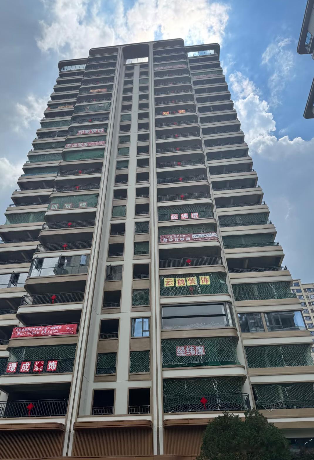 才交房一个月就这么多装修的了
到时候入住率应该没啥问题的嘛
就怕入住率低的小区到