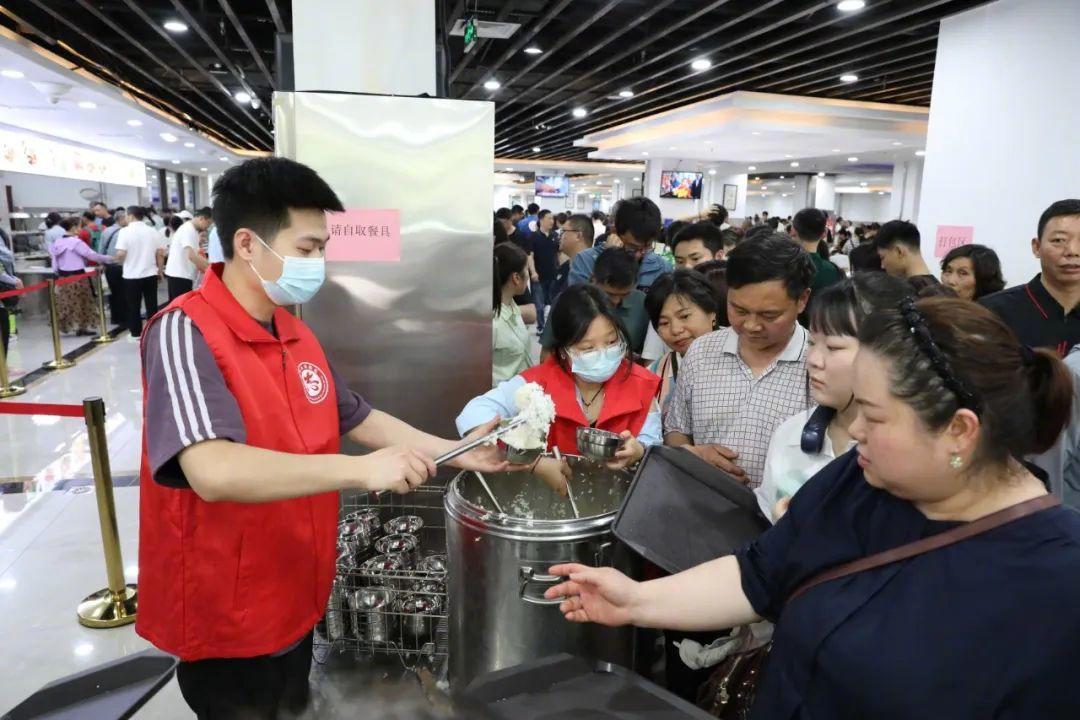 #机关食堂开放开的不光是门更是心#【这个假期，#政府食堂为何成了热门打卡点#】#
