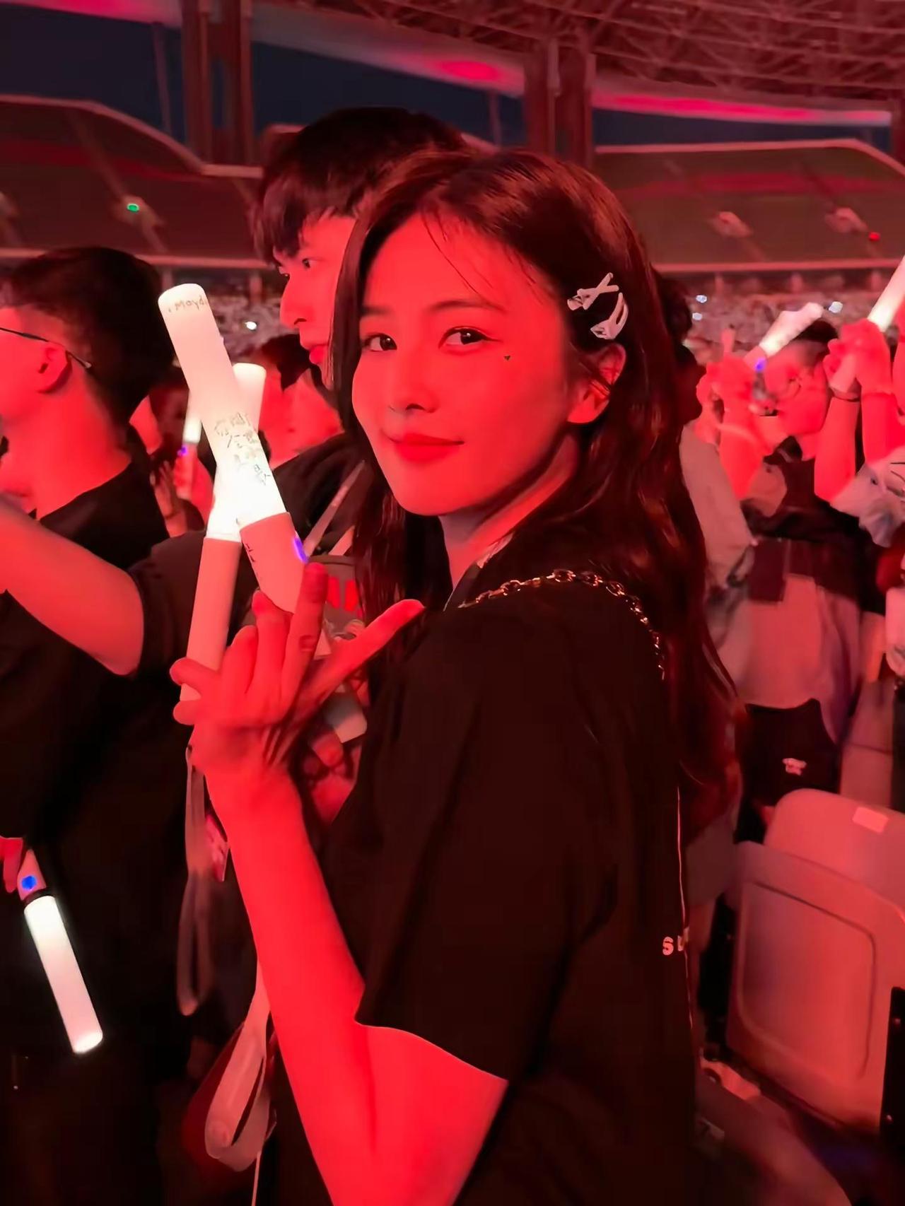 你的双手甩开刚好的微妙。演唱会 白鹿 邓紫棋 白鹿莫离@放映厅 @创作者大会