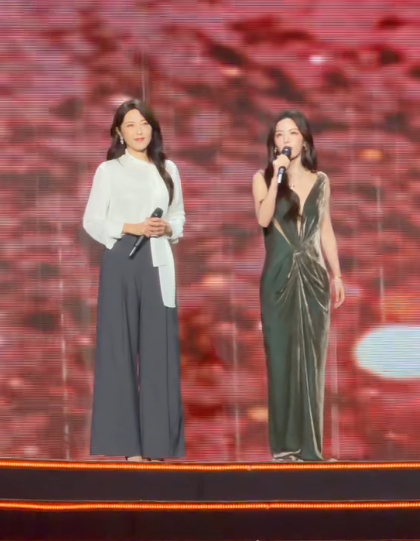 曾黎蔡文静同框朗诵 厉害啦！曾黎和蔡文静合体朗诵，这梦幻联动太有看点！更让人意外