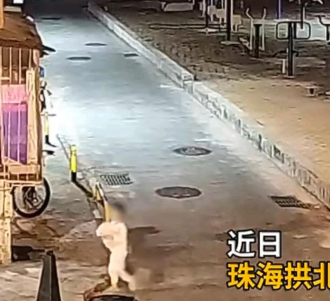 凌晨4点珠海街头一幕看哭众人！小男孩抱着被子赤脚独行，边走边哭
 
太揪心了！谁