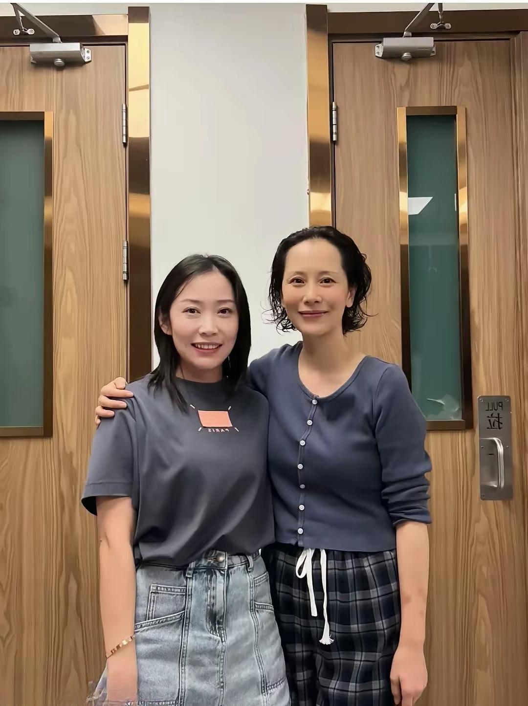 海清，今年才47岁，这面容怎么看上去不年轻了，发际线严重后移。2023年主演的电