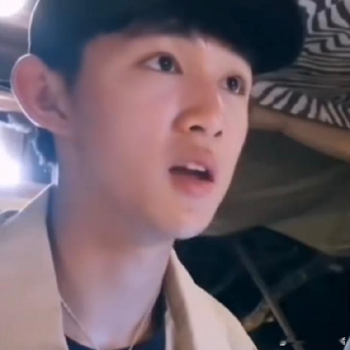 怎么感觉荣梓杉真生气了！金晨邀请他来自己房间洗澡！荣梓杉一句话冷场！ ~!. 