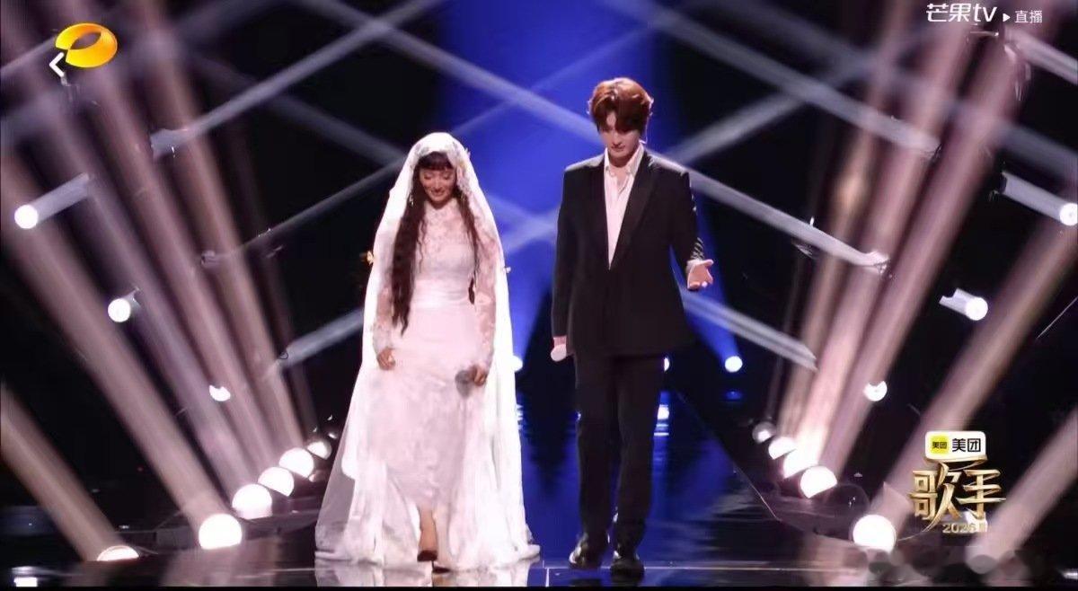 歌手直播张远凡希亚婚礼 刷到歌手直播张远凡希亚同框镜头，这身服装造型看着完全是婚
