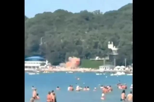 与乌克兰接壤的俄罗斯南部克拉斯诺达尔地区知事3日表示，黑海沿岸的格伦克近郊发生无