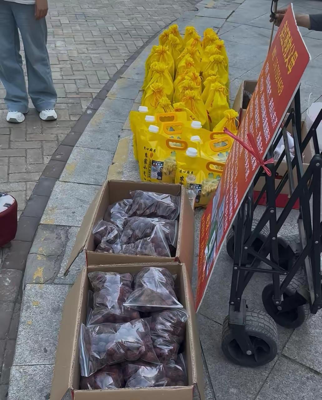 卖枣救母女生：家人从未告知病情。这句话一出，瞬间牵动了无数人的心。她，一个普通的